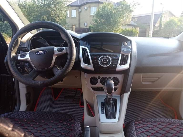 Автомобиль в донецке (днр).
Ford focus iii, 2012, объём 2,0л, бензин, акп, пробег 204000.
Только в хорошие руки, в пользовании 7 лет. Всегда обслуживалась с любовью у профессионального мастера с золотыми руками. По происхождению американка, не была подвержена ударам, в родном окрасе, без ржавчины, есть небольшие царапины на заднем правом крыле, видны на фото, поцарапали на парковке. На быстрый, лёгкий, динамичный ход не влияет.
Полностью обслужена, за период пользования ни разу не доливала масло, двигатель в идеальном состоянии.
Была произведена замена:
Топливная станция (2020г. );
Сцепление (175.000км);
Рулевая рейка (200 000).
Коробка идеальна, замена масла каждые 50 тысяч. Имеется подтверждающая документация.
Передние фары заменены в 2023г. (имеются оригинальные - отдам в подарок, исправны, под шлифовку). Оптика хорошая, на дальний свет установлены led.
В 2024 году установлена новая магнитола (android), камера заднего вида. Круиз контроль. Чистый светлый салон. Передние сиденья в vip чехлах. Свежие коврики. Просторный багажник.
Цена 1 000 000 руб. Цену считаю объективной.
Быстрым будут подарки (зимняя резина, новые колодки, топливная станция б/у в рабочем состоянии, может ещё что-то вспомню).
Причина продажи - купила машину повыше.
+7-918-572-90-27 (Тлг) - фотография - 18