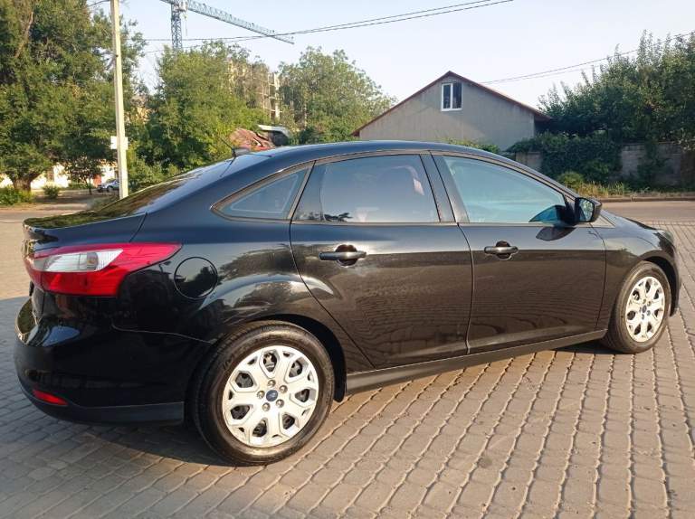 Автомобиль в донецке (днр).
Ford focus iii, 2012, объём 2,0л, бензин, акп, пробег 204000.
Только в хорошие руки, в пользовании 7 лет. Всегда обслуживалась с любовью у профессионального мастера с золотыми руками. По происхождению американка, не была подвержена ударам, в родном окрасе, без ржавчины, есть небольшие царапины на заднем правом крыле, видны на фото, поцарапали на парковке. На быстрый, лёгкий, динамичный ход не влияет.
Полностью обслужена, за период пользования ни разу не доливала масло, двигатель в идеальном состоянии.
Была произведена замена:
Топливная станция (2020г. );
Сцепление (175.000км);
Рулевая рейка (200 000).
Коробка идеальна, замена масла каждые 50 тысяч. Имеется подтверждающая документация.
Передние фары заменены в 2023г. (имеются оригинальные - отдам в подарок, исправны, под шлифовку). Оптика хорошая, на дальний свет установлены led.
В 2024 году установлена новая магнитола (android), камера заднего вида. Круиз контроль. Чистый светлый салон. Передние сиденья в vip чехлах. Свежие коврики. Просторный багажник.
Цена 1 000 000 руб. Цену считаю объективной.
Быстрым будут подарки (зимняя резина, новые колодки, топливная станция б/у в рабочем состоянии, может ещё что-то вспомню).
Причина продажи - купила машину повыше.
+7-918-572-90-27 (Тлг) - фотография - 20