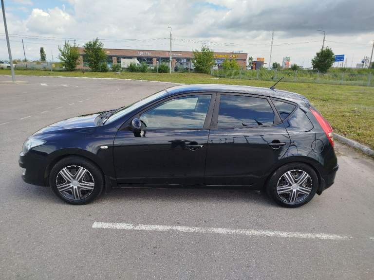 Продам hyundai i30, 2009гв, покупался/эксплуатация 2010г. Двс - 1,6л, бензин, кпп-механика, честный пробег 242000км. Авто в отличном техническом и эстетическом состоянии, обслужен, вложений не требует. Кузов ровный, без ржавчины, гнили, почти весь в заводском окрасе, все стекла включая лобовое - оригинальные, заводские. Мотор 1,6л, 122л. С тянет бодро, при этом экономичен, работает ровно, не дымит. Богатая комплектация: эур, abs, airbag, полный электропакет стекол, зеркал, подогрев стекол/зеркал/сидений, мультируль, птф, датчик света/дождя, бортовой компьютер, климат - контроль (обслужен, заправлен) и тд. Все опции работают. Юридически все чисто, без штрафов, запретов и прочего, все идентификационные номера читаются и соответствуют документам. Два оригинальных ключа. Цена 699 000руб, торг. Донецк, +79493817489 - фотография - 1