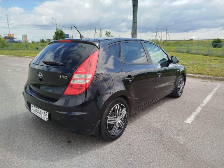 Продам hyundai i30, 2009гв, покупался/эксплуатация 2010г. Двс - 1,6л, бензин, кпп-механика, честный пробег 242000км. Авто в отличном техническом и эстетическом состоянии, обслужен, вложений не требует. Кузов ровный, без ржавчины, гнили, почти весь в заводском окрасе, все стекла включая лобовое - оригинальные, заводские. Мотор 1,6л, 122л. С тянет бодро, при этом экономичен, работает ровно, не дымит. Богатая комплектация: эур, abs, airbag, полный электропакет стекол, зеркал, подогрев стекол/зеркал/сидений, мультируль, птф, датчик света/дождя, бортовой компьютер, климат - контроль (обслужен, заправлен) и тд. Все опции работают. Юридически все чисто, без штрафов, запретов и прочего, все идентификационные номера читаются и соответствуют документам. Два оригинальных ключа. Цена 699 000руб, торг. Донецк, +79493817489 - фотография - 2