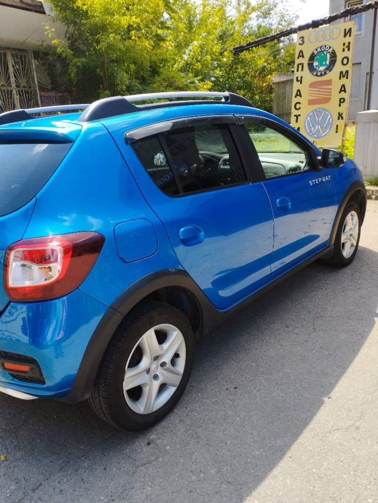 Renault sandero stepway, 2017 года, пробег 110тыс. Км, 1,6л, 1,6мт (82л. С), привод передний, второй владелец, не битый, хорошее состояние, цена 1050000руб. , торг при осмотре, бензин, механика, электростеклоподъемники, подогрев сидений, кондиционер. - фотография - 1