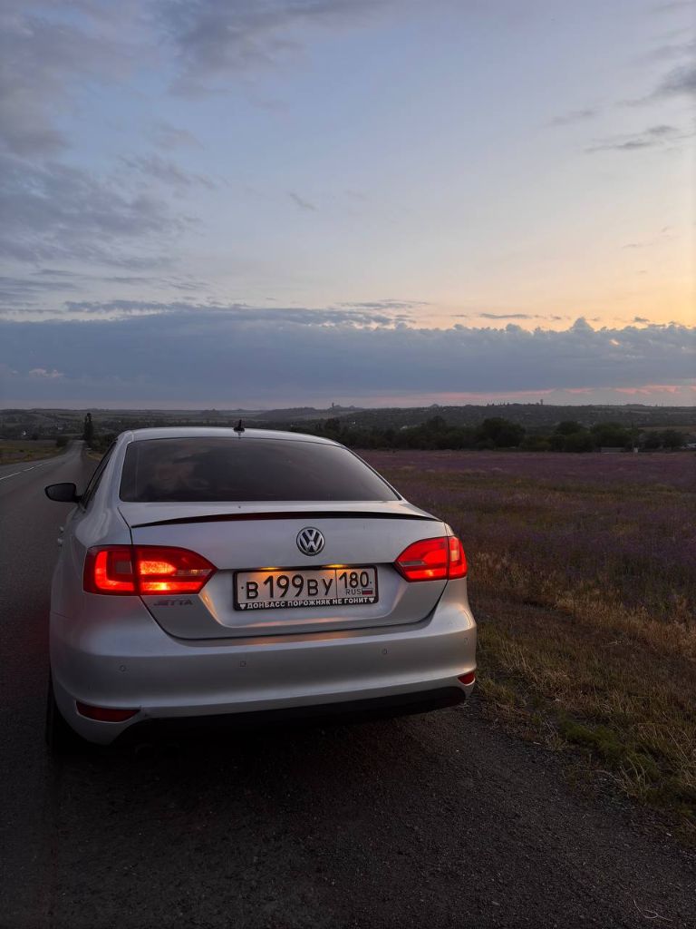 Продам vw jetta vi
2012 Год в максимальной комплектации

Двигатель 1.4 саха и робот dsg7 (dq200)
Присутствует климат контроль, адаптивный круиз контроль, адаптивный ближний + дальний свет, двухзонный климат контроль, трех режим подогрев сидения, бесключевой доступ, два ключа
Авто обслуживалось вовремя, каждые 7 тысяч километров (liqui moly top-tec 4200 5w30, лучшее для данного двигателя), недавно было заменено масло в коробке.
Осенью 2024 года полностью перебрана ходовая (сзади много рычажная подвеска), в мае 2025 года заменены передние тяги, наконечники.
Удален катализатор и стоит пламегаситель
Установлены адаптивные билед модули (можете посмотреть в интернете, мощность 300w), так же доп. Секция ближнего света.

Салон ухоженный, машина ухоженная

Так же помимо всех проделанных работ стоит переходной st1, карта под 95-98 бензин, удален катализатор и установлен пламегаситель.
Диски легкосплавные r16 цвета мокрого асфальта, отдаю с резиной лето + зима pirelli (лето - formula energy, зима - ice fr race), резина отъездила по одному сезону.

В общем за авто не стыдно, аппарат достойный
Цена 1.100.000 + обоснованный торг присутствует.

+79493288773, На этом номере так же и телеграмм. - фотография - 1