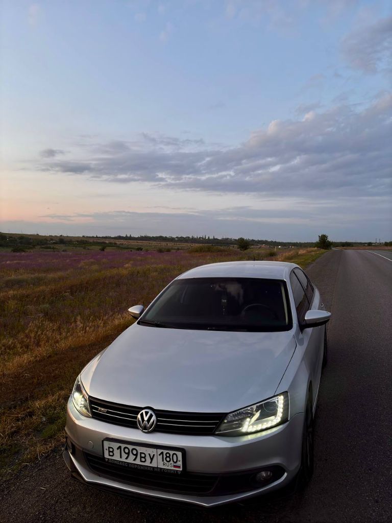 Продам vw jetta vi
2012 Год в максимальной комплектации

Двигатель 1.4 саха и робот dsg7 (dq200)
Присутствует климат контроль, адаптивный круиз контроль, адаптивный ближний + дальний свет, двухзонный климат контроль, трех режим подогрев сидения, бесключевой доступ, два ключа
Авто обслуживалось вовремя, каждые 7 тысяч километров (liqui moly top-tec 4200 5w30, лучшее для данного двигателя), недавно было заменено масло в коробке.
Осенью 2024 года полностью перебрана ходовая (сзади много рычажная подвеска), в мае 2025 года заменены передние тяги, наконечники.
Удален катализатор и стоит пламегаситель
Установлены адаптивные билед модули (можете посмотреть в интернете, мощность 300w), так же доп. Секция ближнего света.

Салон ухоженный, машина ухоженная

Так же помимо всех проделанных работ стоит переходной st1, карта под 95-98 бензин, удален катализатор и установлен пламегаситель.
Диски легкосплавные r16 цвета мокрого асфальта, отдаю с резиной лето + зима pirelli (лето - formula energy, зима - ice fr race), резина отъездила по одному сезону.

В общем за авто не стыдно, аппарат достойный
Цена 1.100.000 + обоснованный торг присутствует.

+79493288773, На этом номере так же и телеграмм. - фотография - 3