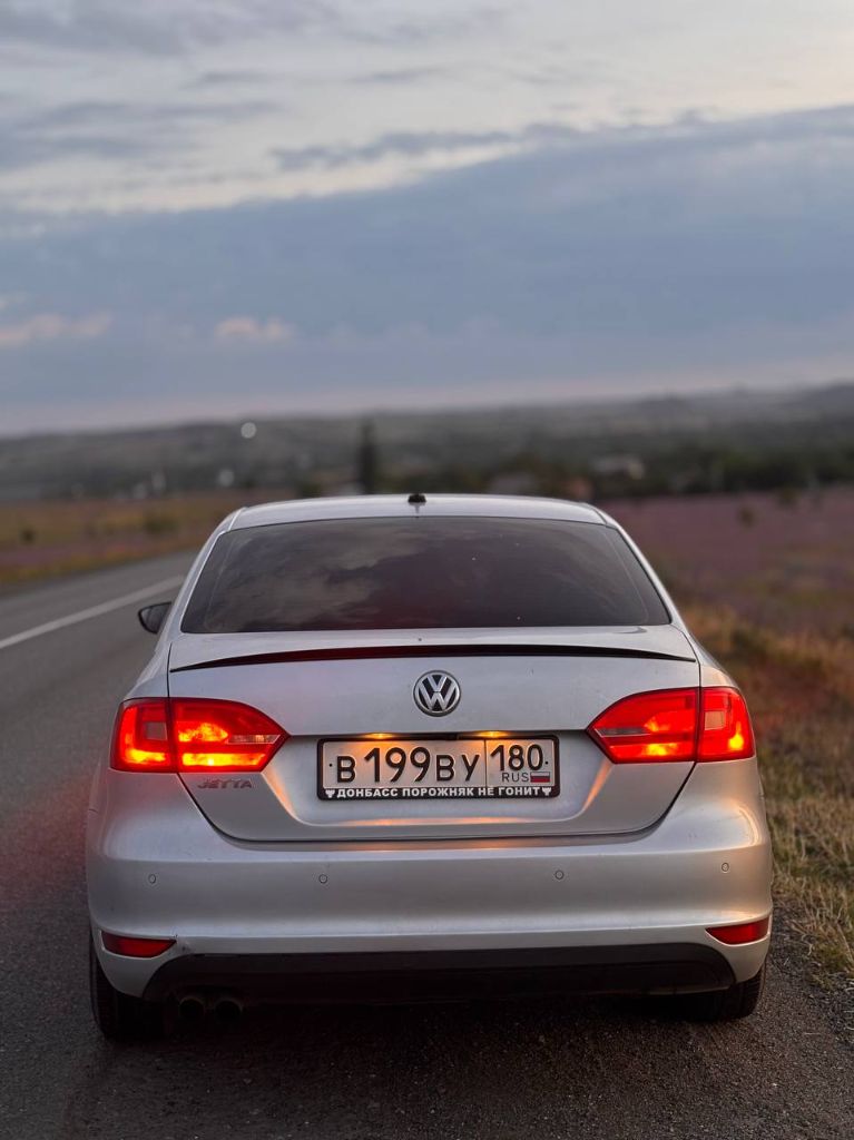 Продам vw jetta vi
2012 Год в максимальной комплектации

Двигатель 1.4 саха и робот dsg7 (dq200)
Присутствует климат контроль, адаптивный круиз контроль, адаптивный ближний + дальний свет, двухзонный климат контроль, трех режим подогрев сидения, бесключевой доступ, два ключа
Авто обслуживалось вовремя, каждые 7 тысяч километров (liqui moly top-tec 4200 5w30, лучшее для данного двигателя), недавно было заменено масло в коробке.
Осенью 2024 года полностью перебрана ходовая (сзади много рычажная подвеска), в мае 2025 года заменены передние тяги, наконечники.
Удален катализатор и стоит пламегаситель
Установлены адаптивные билед модули (можете посмотреть в интернете, мощность 300w), так же доп. Секция ближнего света.

Салон ухоженный, машина ухоженная

Так же помимо всех проделанных работ стоит переходной st1, карта под 95-98 бензин, удален катализатор и установлен пламегаситель.
Диски легкосплавные r16 цвета мокрого асфальта, отдаю с резиной лето + зима pirelli (лето - formula energy, зима - ice fr race), резина отъездила по одному сезону.

В общем за авто не стыдно, аппарат достойный
Цена 1.100.000 + обоснованный торг присутствует.

+79493288773, На этом номере так же и телеграмм. - фотография - 2