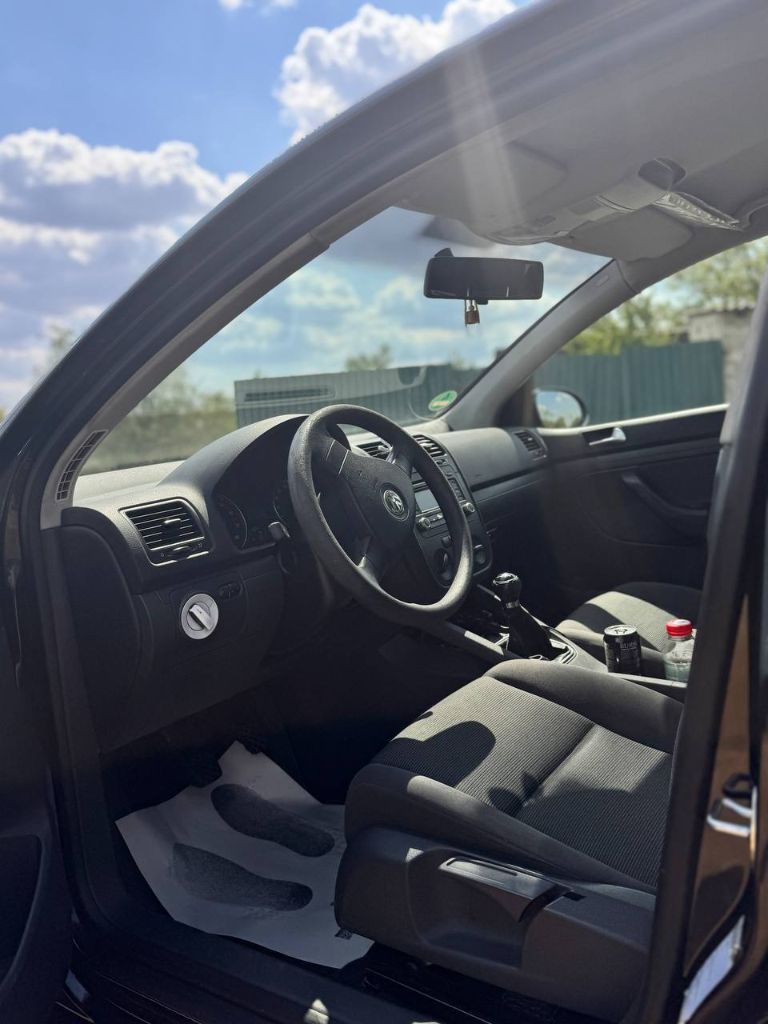❗️Продам volkswagen golf 5 цена: 550 торг
Год выпуска 2006,мотор 1.4 атмосферный, механика, расход бензина 6–8 л/100 км. Пробег: 175.151 км.
✅1 Хозяин по птс, я собственник, любое переоформление без проблем!✅
♻️Комплектация: усилитель руля, 4 стеклоподъемника, электрорегулировка зеркал, подогрев зеркал, 6 подушек безопасности, abs, esp, кондиционер, передний привод
♻️Автомобиль в хорошем состоянии. Ходовая вся мягкая. Машина пригнана из германии.
♻️Салон в отличном состоянии
Осмотр г. Шахтерск
(Доп фото по запросу в тг)
+79494026983 Тг - фотография - 9