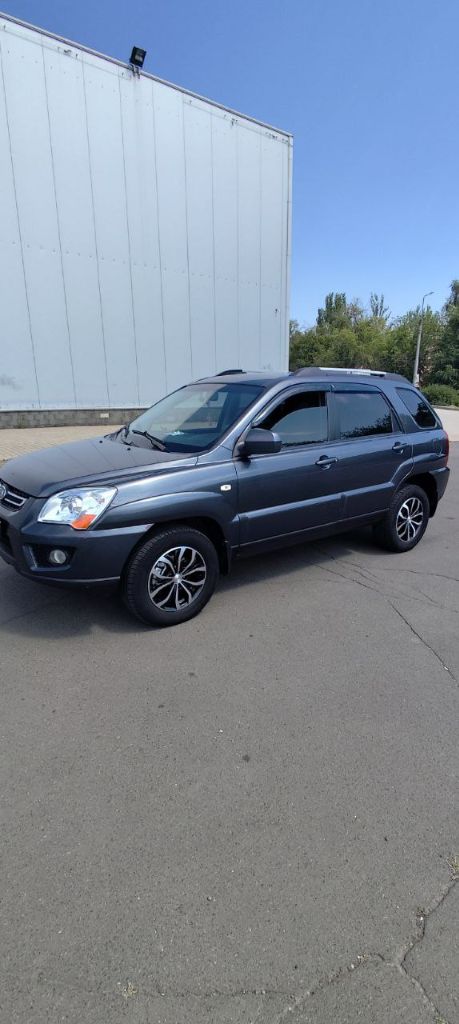 Продам kia sportage 2010 г. Пробег 216000 ты. Км. Объем двигателя 2.0 бензин, коробка передач механическая. Машина в отличном состоянии на полном ходу. 2 комплекта дисков зима, лето r16 резина новая. Обслуживалась вовремя, комплектация хорошая. Любые проверки на ваших сто приветствуются. Цена 1,2 млн, небольшой торг. Осмотр макеевка, связь по телефону : +79493618308. - фотография - 3