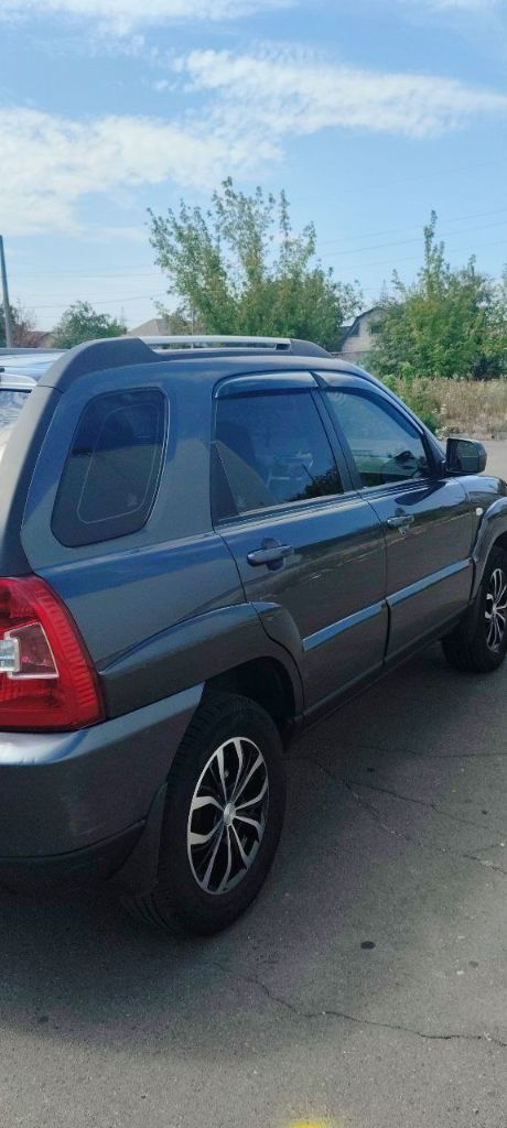 Продам kia sportage 2010 г. Пробег 216000 ты. Км. Объем двигателя 2.0 бензин, коробка передач механическая. Машина в отличном состоянии на полном ходу. 2 комплекта дисков зима, лето r16 резина новая. Обслуживалась вовремя, комплектация хорошая. Любые проверки на ваших сто приветствуются. Цена 1,2 млн, небольшой торг. Осмотр макеевка, связь по телефону : +79493618308. - фотография - 10