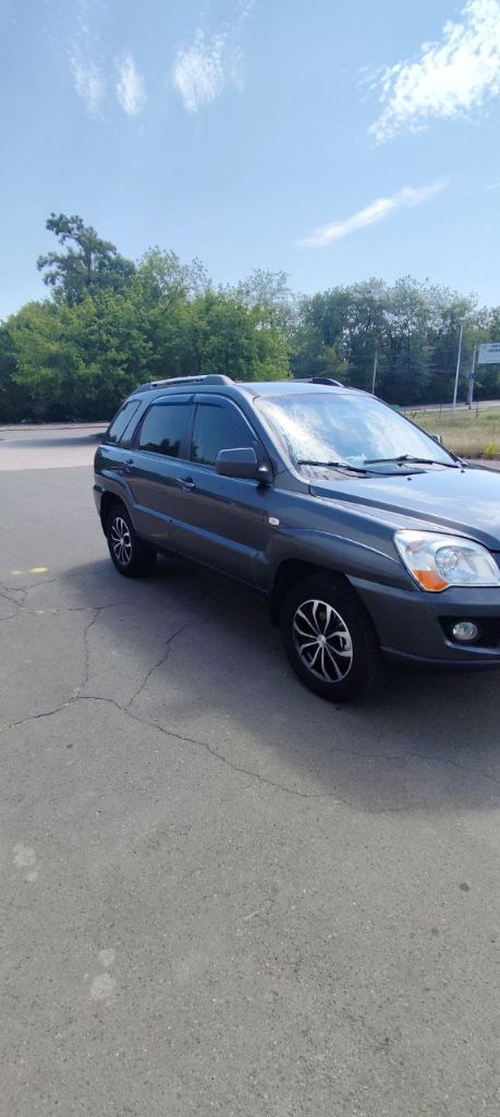 Продам kia sportage 2010 г. Пробег 216000 ты. Км. Объем двигателя 2.0 бензин, коробка передач механическая. Машина в отличном состоянии на полном ходу. 2 комплекта дисков зима, лето r16 резина новая. Обслуживалась вовремя, комплектация хорошая. Любые проверки на ваших сто приветствуются. Цена 1,2 млн, небольшой торг. Осмотр макеевка, связь по телефону : +79493618308. - фотография - 2