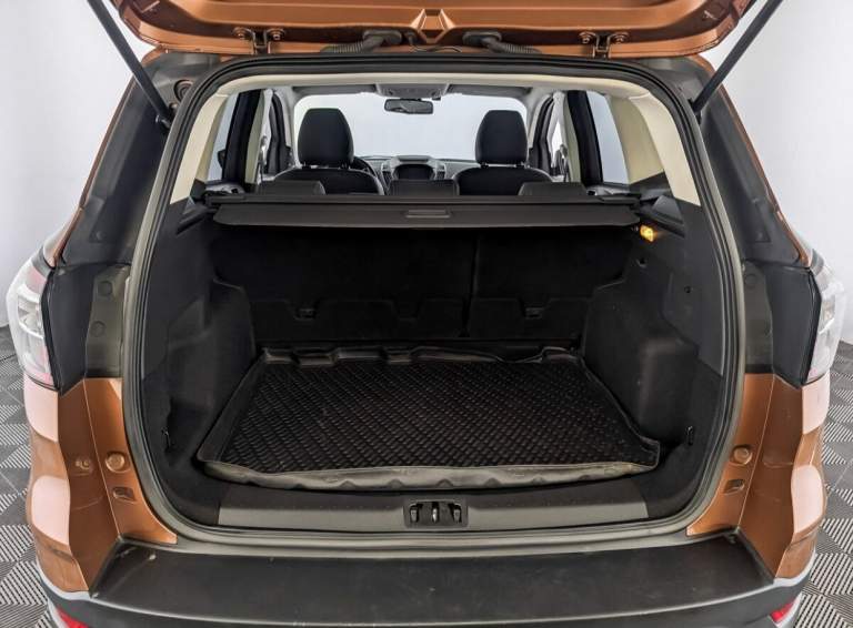 Ford kuga ii рестайлинг,  2017.
Состояние идеальное. Ford kuga коричневого цвета, ноябрь 2017 года выпуска, с пробегом 170т километров. Объем двигателя 1,5 литра, мощность 150 лошадиных сил. Тип двигателя - бензиновый. Коробка - автоматическая. Привод - полный.
Автомобиль оснащен антиблокировочной системой (abs), системой предотвращения столкновения, круиз, климат контролем, всевозможными помощниками, партрониками. Также есть электрообогрев лобового и заднего стекла, боковых зеркал, а также подогрев передних сидений, что делает поездку комфортной в холодное время года.
То проводилось своевременно, использовались только оригинальные запчасти, все записи присутствуют в книжке, отчёт чистый (по запросу вышлю), в дтп не была, на кузове бронезащитная пленка, 2 комплекта резины, 2 комплекта ключей, есть бесключевой доступ, также установлены брызговики, дефлекторы.
Цена : 1.7🍋
+79493593757 - фотография - 5