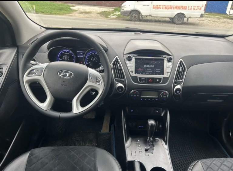 Hyundai ix35, 2012
Мотор: 2.0 бензин (без задиров), пробег 112 000, кпп автомат, привод полный, в хорошей комплектации: подогревы всех сидений, двухзонный климат контроль, мультимедиа с навигацией и блютузом, камера заднего вида, полный мульти руль с круизом и т. Д. , цена 1 300 000₽ торг возле авто, машина в шахтерске +7(949)3147544 - фотография - 6