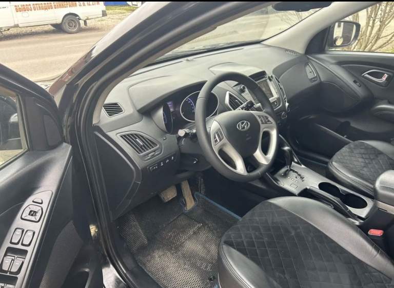 Hyundai ix35, 2012
Мотор: 2.0 бензин (без задиров), пробег 112 000, кпп автомат, привод полный, в хорошей комплектации: подогревы всех сидений, двухзонный климат контроль, мультимедиа с навигацией и блютузом, камера заднего вида, полный мульти руль с круизом и т. Д. , цена 1 300 000₽ торг возле авто, машина в шахтерске +7(949)3147544 - фотография - 3