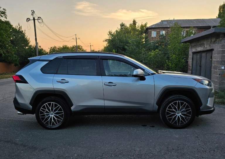 Продам тойота rav4 2021 полный привод двигатель 2.5 8 ступенчатый автомат пробег 38000 цена 3350000 торг. Донецк. +79493162292 - фотография - 3