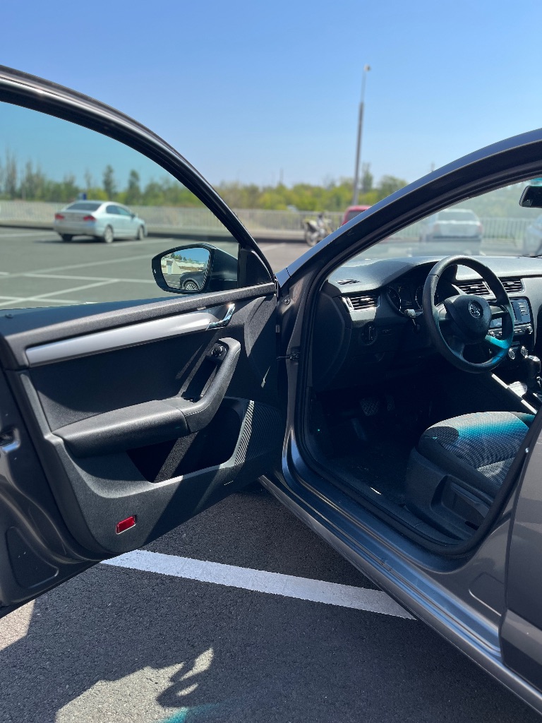‼️🅱️🅱️🅱️🅱️🅱️🅱️‼️

📢Продается skoda octavia a7 2014г 1.6 акпп(aisin). Пробег 208тыс ⚡️куплена в сентябре 2014.в отличном состоянии для своего года. Машина в собственности, я в птс за все время всего 2 владельца. Подбиралась автоподбором.
Без дтп!✅по кузову все в родной краске стекла все родные кроме лобового, там была трещина-сейчас заменено на новое.
Двигатель надежный, работает ровно, тяга отличная кпп простой автомат, переключает плавно, без пенков и задержек, подвеска без каких-либо нареканий, ничего не стучит. ✅
Проходилось регулярное обслужевание, замена грм по регламенту. ✅из последних работ-задние тормозные диски с колотками, передними колотками и акпп с фильтром, новая акб. ✅
Сейчас вложений не каких не требует. ✅любые проверки с вашей стороны приветствуются.
В салоне не курили, по комплектации передние стеклоподъемники кондиционер(заправлен и работает), электрорегулировка и подогрев зеркал, подогрев заднего стекла, сенсорная магнитола с aux, usb. ✅
По электрики все работает.
Два комплекта резины на дисках. ✅✔️

📢Цена авто: 1.240.000₽🍋📢
👉Тел: +7 949 560 2741 данил - фотография - 11