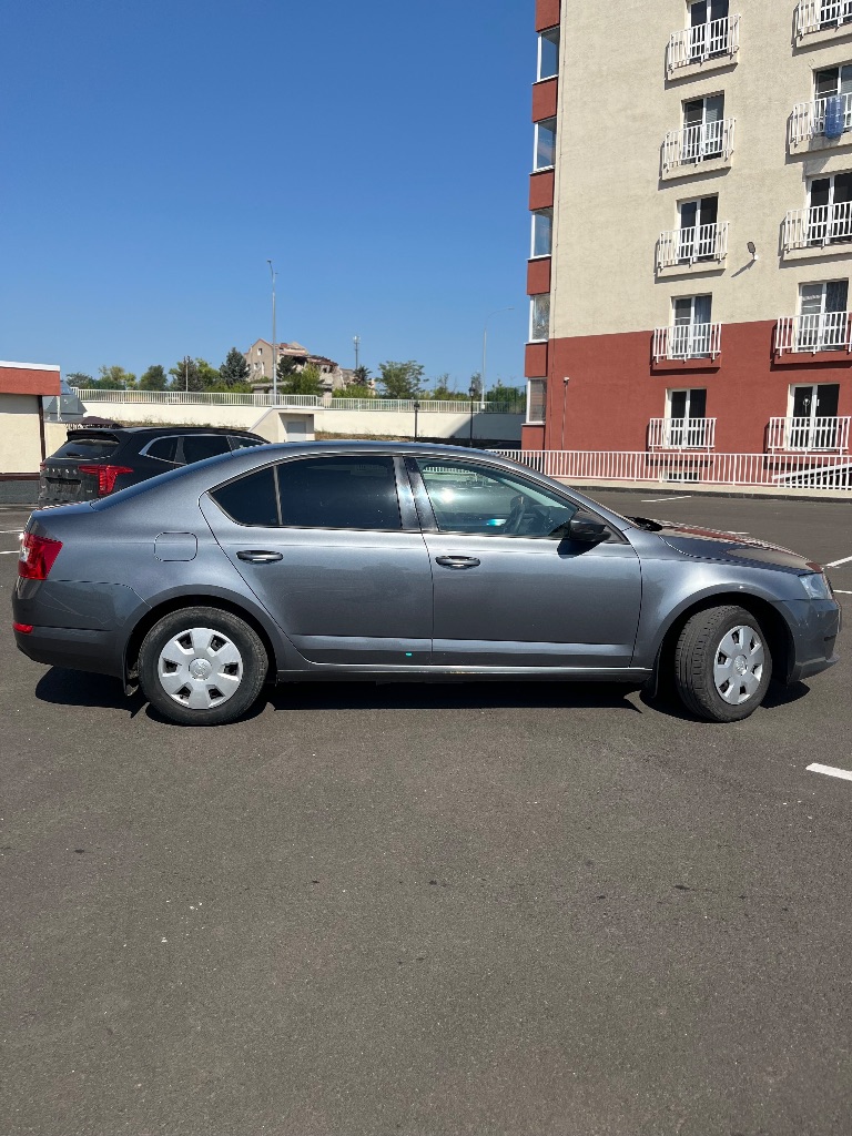 ‼️🅱️🅱️🅱️🅱️🅱️🅱️‼️

📢Продается skoda octavia a7 2014г 1.6 акпп(aisin). Пробег 208тыс ⚡️куплена в сентябре 2014.в отличном состоянии для своего года. Машина в собственности, я в птс за все время всего 2 владельца. Подбиралась автоподбором.
Без дтп!✅по кузову все в родной краске стекла все родные кроме лобового, там была трещина-сейчас заменено на новое.
Двигатель надежный, работает ровно, тяга отличная кпп простой автомат, переключает плавно, без пенков и задержек, подвеска без каких-либо нареканий, ничего не стучит. ✅
Проходилось регулярное обслужевание, замена грм по регламенту. ✅из последних работ-задние тормозные диски с колотками, передними колотками и акпп с фильтром, новая акб. ✅
Сейчас вложений не каких не требует. ✅любые проверки с вашей стороны приветствуются.
В салоне не курили, по комплектации передние стеклоподъемники кондиционер(заправлен и работает), электрорегулировка и подогрев зеркал, подогрев заднего стекла, сенсорная магнитола с aux, usb. ✅
По электрики все работает.
Два комплекта резины на дисках. ✅✔️

📢Цена авто: 1.240.000₽🍋📢
👉Тел: +7 949 560 2741 данил - фотография - 3