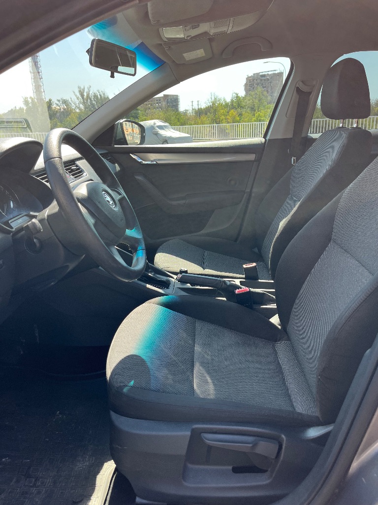 ‼️🅱️🅱️🅱️🅱️🅱️🅱️‼️

📢Продается skoda octavia a7 2014г 1.6 акпп(aisin). Пробег 208тыс ⚡️куплена в сентябре 2014.в отличном состоянии для своего года. Машина в собственности, я в птс за все время всего 2 владельца. Подбиралась автоподбором.
Без дтп!✅по кузову все в родной краске стекла все родные кроме лобового, там была трещина-сейчас заменено на новое.
Двигатель надежный, работает ровно, тяга отличная кпп простой автомат, переключает плавно, без пенков и задержек, подвеска без каких-либо нареканий, ничего не стучит. ✅
Проходилось регулярное обслужевание, замена грм по регламенту. ✅из последних работ-задние тормозные диски с колотками, передними колотками и акпп с фильтром, новая акб. ✅
Сейчас вложений не каких не требует. ✅любые проверки с вашей стороны приветствуются.
В салоне не курили, по комплектации передние стеклоподъемники кондиционер(заправлен и работает), электрорегулировка и подогрев зеркал, подогрев заднего стекла, сенсорная магнитола с aux, usb. ✅
По электрики все работает.
Два комплекта резины на дисках. ✅✔️

📢Цена авто: 1.240.000₽🍋📢
👉Тел: +7 949 560 2741 данил - фотография - 15