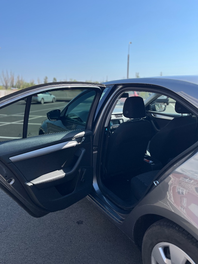 ‼️🅱️🅱️🅱️🅱️🅱️🅱️‼️

📢Продается skoda octavia a7 2014г 1.6 акпп(aisin). Пробег 208тыс ⚡️куплена в сентябре 2014.в отличном состоянии для своего года. Машина в собственности, я в птс за все время всего 2 владельца. Подбиралась автоподбором.
Без дтп!✅по кузову все в родной краске стекла все родные кроме лобового, там была трещина-сейчас заменено на новое.
Двигатель надежный, работает ровно, тяга отличная кпп простой автомат, переключает плавно, без пенков и задержек, подвеска без каких-либо нареканий, ничего не стучит. ✅
Проходилось регулярное обслужевание, замена грм по регламенту. ✅из последних работ-задние тормозные диски с колотками, передними колотками и акпп с фильтром, новая акб. ✅
Сейчас вложений не каких не требует. ✅любые проверки с вашей стороны приветствуются.
В салоне не курили, по комплектации передние стеклоподъемники кондиционер(заправлен и работает), электрорегулировка и подогрев зеркал, подогрев заднего стекла, сенсорная магнитола с aux, usb. ✅
По электрики все работает.
Два комплекта резины на дисках. ✅✔️

📢Цена авто: 1.240.000₽🍋📢
👉Тел: +7 949 560 2741 данил - фотография - 13