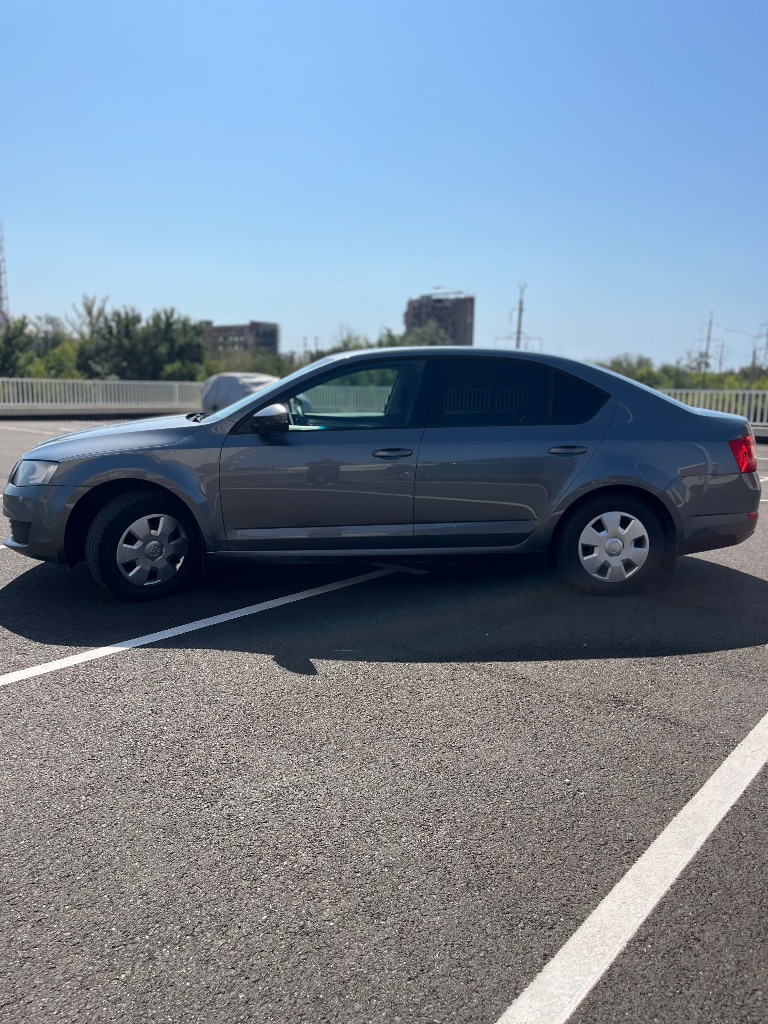 ‼️🅱️🅱️🅱️🅱️🅱️🅱️‼️

📢Продается skoda octavia a7 2014г 1.6 акпп(aisin). Пробег 208тыс ⚡️куплена в сентябре 2014.в отличном состоянии для своего года. Машина в собственности, я в птс за все время всего 2 владельца. Подбиралась автоподбором.
Без дтп!✅по кузову все в родной краске стекла все родные кроме лобового, там была трещина-сейчас заменено на новое.
Двигатель надежный, работает ровно, тяга отличная кпп простой автомат, переключает плавно, без пенков и задержек, подвеска без каких-либо нареканий, ничего не стучит. ✅
Проходилось регулярное обслужевание, замена грм по регламенту. ✅из последних работ-задние тормозные диски с колотками, передними колотками и акпп с фильтром, новая акб. ✅
Сейчас вложений не каких не требует. ✅любые проверки с вашей стороны приветствуются.
В салоне не курили, по комплектации передние стеклоподъемники кондиционер(заправлен и работает), электрорегулировка и подогрев зеркал, подогрев заднего стекла, сенсорная магнитола с aux, usb. ✅
По электрики все работает.
Два комплекта резины на дисках. ✅✔️

📢Цена авто: 1.240.000₽🍋📢
👉Тел: +7 949 560 2741 данил - фотография - 2
