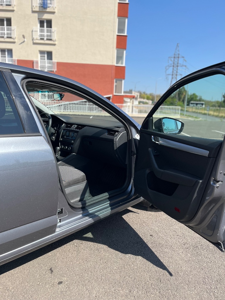 ‼️🅱️🅱️🅱️🅱️🅱️🅱️‼️

📢Продается skoda octavia a7 2014г 1.6 акпп(aisin). Пробег 208тыс ⚡️куплена в сентябре 2014.в отличном состоянии для своего года. Машина в собственности, я в птс за все время всего 2 владельца. Подбиралась автоподбором.
Без дтп!✅по кузову все в родной краске стекла все родные кроме лобового, там была трещина-сейчас заменено на новое.
Двигатель надежный, работает ровно, тяга отличная кпп простой автомат, переключает плавно, без пенков и задержек, подвеска без каких-либо нареканий, ничего не стучит. ✅
Проходилось регулярное обслужевание, замена грм по регламенту. ✅из последних работ-задние тормозные диски с колотками, передними колотками и акпп с фильтром, новая акб. ✅
Сейчас вложений не каких не требует. ✅любые проверки с вашей стороны приветствуются.
В салоне не курили, по комплектации передние стеклоподъемники кондиционер(заправлен и работает), электрорегулировка и подогрев зеркал, подогрев заднего стекла, сенсорная магнитола с aux, usb. ✅
По электрики все работает.
Два комплекта резины на дисках. ✅✔️

📢Цена авто: 1.240.000₽🍋📢
👉Тел: +7 949 560 2741 данил - фотография - 12
