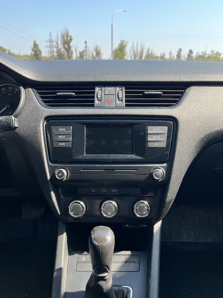 ‼️🅱️🅱️🅱️🅱️🅱️🅱️‼️

📢Продается skoda octavia a7 2014г 1.6 акпп(aisin). Пробег 208тыс ⚡️куплена в сентябре 2014.в отличном состоянии для своего года. Машина в собственности, я в птс за все время всего 2 владельца. Подбиралась автоподбором.
Без дтп!✅по кузову все в родной краске стекла все родные кроме лобового, там была трещина-сейчас заменено на новое.
Двигатель надежный, работает ровно, тяга отличная кпп простой автомат, переключает плавно, без пенков и задержек, подвеска без каких-либо нареканий, ничего не стучит. ✅
Проходилось регулярное обслужевание, замена грм по регламенту. ✅из последних работ-задние тормозные диски с колотками, передними колотками и акпп с фильтром, новая акб. ✅
Сейчас вложений не каких не требует. ✅любые проверки с вашей стороны приветствуются.
В салоне не курили, по комплектации передние стеклоподъемники кондиционер(заправлен и работает), электрорегулировка и подогрев зеркал, подогрев заднего стекла, сенсорная магнитола с aux, usb. ✅
По электрики все работает.
Два комплекта резины на дисках. ✅✔️

📢Цена авто: 1.240.000₽🍋📢
👉Тел: +7 949 560 2741 данил - фотография - 9