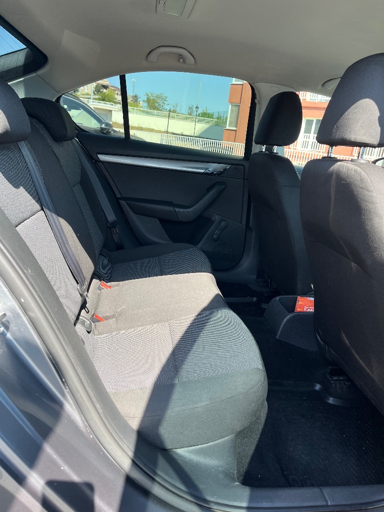 ‼️🅱️🅱️🅱️🅱️🅱️🅱️‼️

📢Продается skoda octavia a7 2014г 1.6 акпп(aisin). Пробег 208тыс ⚡️куплена в сентябре 2014.в отличном состоянии для своего года. Машина в собственности, я в птс за все время всего 2 владельца. Подбиралась автоподбором.
Без дтп!✅по кузову все в родной краске стекла все родные кроме лобового, там была трещина-сейчас заменено на новое.
Двигатель надежный, работает ровно, тяга отличная кпп простой автомат, переключает плавно, без пенков и задержек, подвеска без каких-либо нареканий, ничего не стучит. ✅
Проходилось регулярное обслужевание, замена грм по регламенту. ✅из последних работ-задние тормозные диски с колотками, передними колотками и акпп с фильтром, новая акб. ✅
Сейчас вложений не каких не требует. ✅любые проверки с вашей стороны приветствуются.
В салоне не курили, по комплектации передние стеклоподъемники кондиционер(заправлен и работает), электрорегулировка и подогрев зеркал, подогрев заднего стекла, сенсорная магнитола с aux, usb. ✅
По электрики все работает.
Два комплекта резины на дисках. ✅✔️

📢Цена авто: 1.240.000₽🍋📢
👉Тел: +7 949 560 2741 данил - фотография - 16