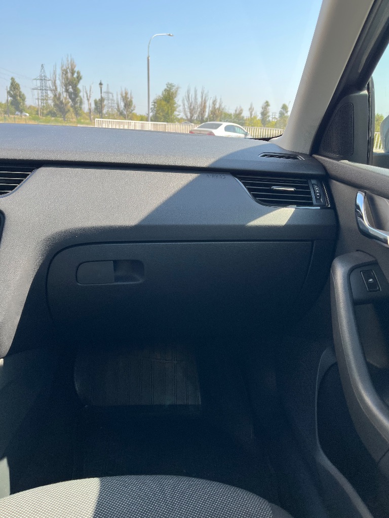 ‼️🅱️🅱️🅱️🅱️🅱️🅱️‼️

📢Продается skoda octavia a7 2014г 1.6 акпп(aisin). Пробег 208тыс ⚡️куплена в сентябре 2014.в отличном состоянии для своего года. Машина в собственности, я в птс за все время всего 2 владельца. Подбиралась автоподбором.
Без дтп!✅по кузову все в родной краске стекла все родные кроме лобового, там была трещина-сейчас заменено на новое.
Двигатель надежный, работает ровно, тяга отличная кпп простой автомат, переключает плавно, без пенков и задержек, подвеска без каких-либо нареканий, ничего не стучит. ✅
Проходилось регулярное обслужевание, замена грм по регламенту. ✅из последних работ-задние тормозные диски с колотками, передними колотками и акпп с фильтром, новая акб. ✅
Сейчас вложений не каких не требует. ✅любые проверки с вашей стороны приветствуются.
В салоне не курили, по комплектации передние стеклоподъемники кондиционер(заправлен и работает), электрорегулировка и подогрев зеркал, подогрев заднего стекла, сенсорная магнитола с aux, usb. ✅
По электрики все работает.
Два комплекта резины на дисках. ✅✔️

📢Цена авто: 1.240.000₽🍋📢
👉Тел: +7 949 560 2741 данил - фотография - 10