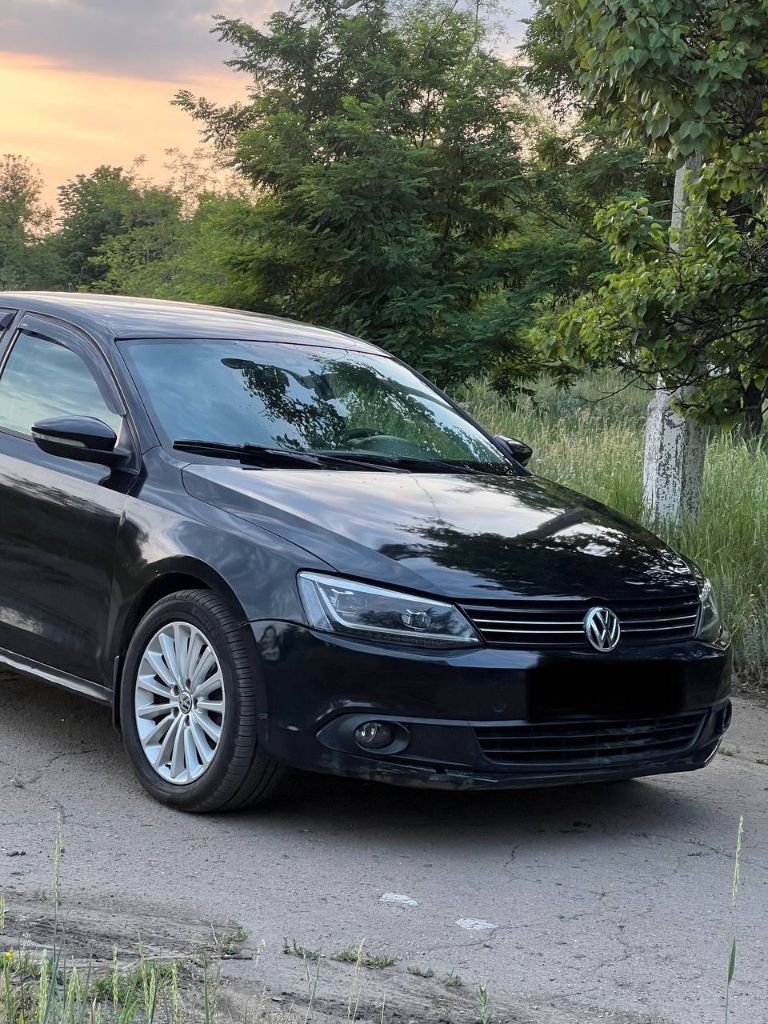 Продам volkswagen jetta 2013 года выпуска.
- Все документы на руках, обременений нет.
- Пробег: 157.153 км (родной пробег)
- Автомат, 1.4.
- В родной краске, повреждений нет (есть возрастные недочеты по кузову, не критично)
- Масло не ест, фильтра менял каждые 6500-7000 км.
- Камера заднего вида, подогрев передний сидений, двухзонный климат-контроль, тонировка задней части авто, новая летняя резина на 17 дисках, заменена штатная магнитола на планшет, заменена оптика на led.

Цена: 1🍋
Тел. : +7(949) 361-62-52

Машина не из под такси!! - фотография - 5