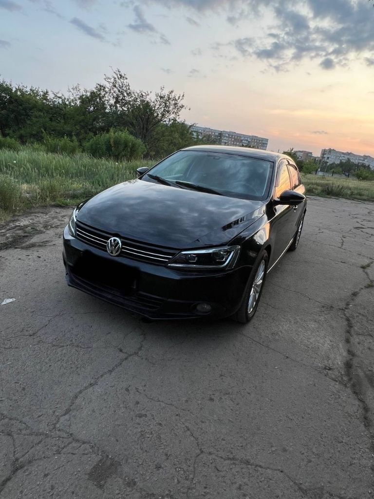 Продам volkswagen jetta 2013 года выпуска.
- Все документы на руках, обременений нет.
- Пробег: 157.153 км (родной пробег)
- Автомат, 1.4.
- В родной краске, повреждений нет (есть возрастные недочеты по кузову, не критично)
- Масло не ест, фильтра менял каждые 6500-7000 км.
- Камера заднего вида, подогрев передний сидений, двухзонный климат-контроль, тонировка задней части авто, новая летняя резина на 17 дисках, заменена штатная магнитола на планшет, заменена оптика на led.

Цена: 1🍋
Тел. : +7(949) 361-62-52

Машина не из под такси!! - фотография - 1