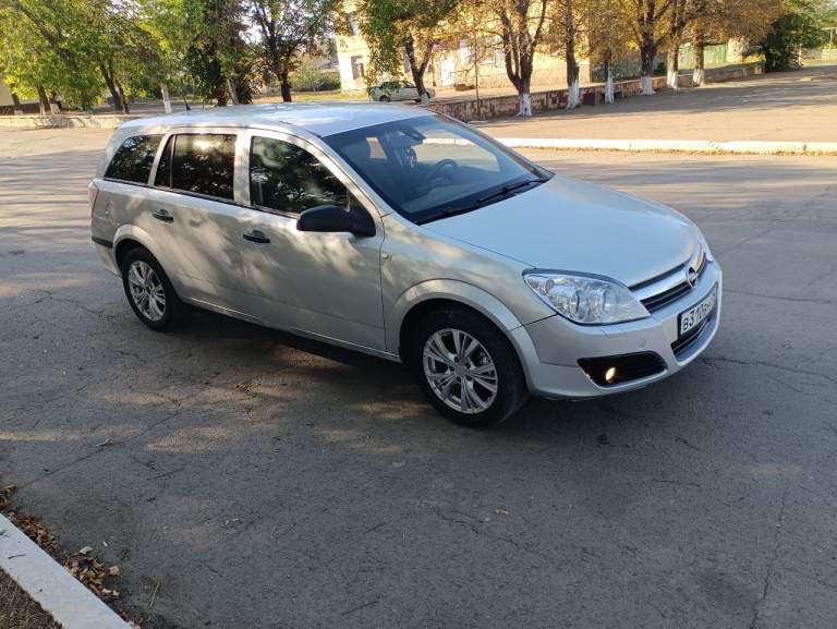 Продам опель астра универсал,2007 год 1.6 самый простой без всякой хрени, машина в хорошем состоянии, без вложений кузов весь целый оцинкованный, матор коробка без вопросов, ходовая в отличном состоянии не гремит не гудит не скрипит в ходу мягкая, резина зима, салон ухоженный, комплектация гур электоростеклоподъёмники кондёр заправлен дует хорошо электро зеркала круиз контроль музыка не плохая, вместительный багажник по документам я владелец цена 520₽ торг. - фотография - 3