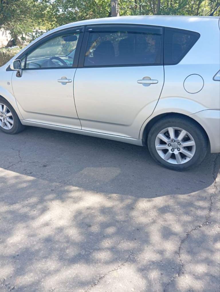 Продаю тоyota (тойота) corolla verso 2 2005 г. В. Дизель 2 л. 268 тыс. Пробег. Не пригон. Я хозяин, единственная запись в птс. Настоящий японец, приемистый очень резвый. Оцинкованный кузов. Двигатель, не дымит масло не расходует. Климат контроль, работает идеально. Два комплекта резины на дисках. Хороший свет, музыка. Настоящий минивен. При разложенных задних сидениях получается ровный пол. Ложится в длину взрослый человек. Вмещается 18 банановых ящиков. В машине работает каждая кнопка. У меня около года, продаю в связи с покупкой другого авто. Цена вопроса 700 тыс. Р. Машина в донецке. Тел. +7949 348 0078 - фотография - 6