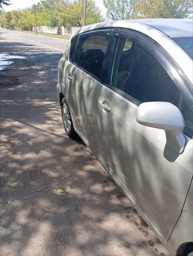 Продаю тоyota (тойота) corolla verso 2 2005 г. В. Дизель 2 л. 268 тыс. Пробег. Не пригон. Я хозяин, единственная запись в птс. Настоящий японец, приемистый очень резвый. Оцинкованный кузов. Двигатель, не дымит масло не расходует. Климат контроль, работает идеально. Два комплекта резины на дисках. Хороший свет, музыка. Настоящий минивен. При разложенных задних сидениях получается ровный пол. Ложится в длину взрослый человек. Вмещается 18 банановых ящиков. В машине работает каждая кнопка. У меня около года, продаю в связи с покупкой другого авто. Цена вопроса 700 тыс. Р. Машина в донецке. Тел. +7949 348 0078 - фотография - 15