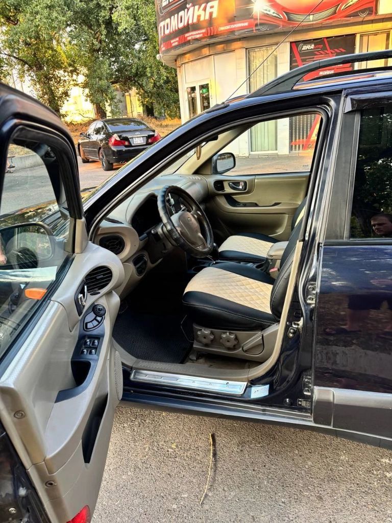 Продам - санта фе 1
Год выпуска-2004
Пробег-233т км
Двигатель- 2.7 v6 бензин
Коробка- акпп класичкская
Полный привод.
Новая летняя резина, гур, кондиционер, сигнализация с автозапуском, подогрев передних сидений, регистратор с камерой заднего вида, электро регулировка зеркал.
Было произведено - замена всех маслов в двигателе, в коробке, в редукторе, а так же замена ремня грм, обводного, замена свечей и катушек, новый аккумулятор и стартер.
Цена- 785к торг уместен на месте.
Город - донецк
Имеются повреждения лакокрасочного покрытия по кузову.
+7949-408-62-85 Звонить.
+7908-138-94-69 Телеграм. - фотография - 7