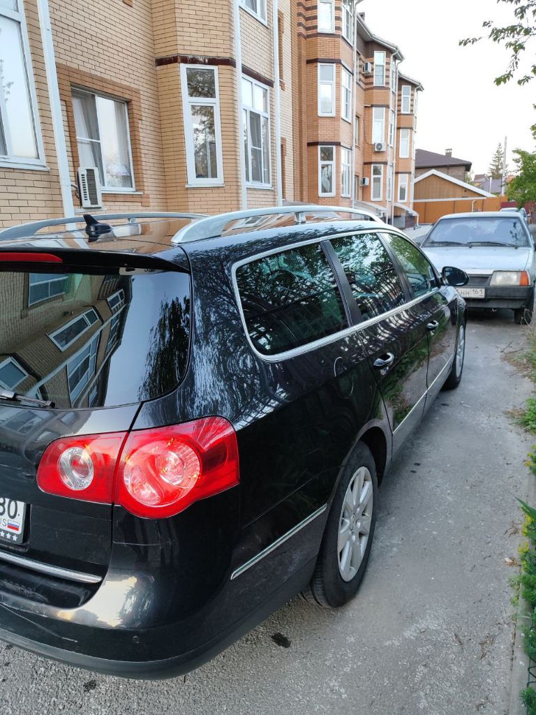Продаю свой vw passat b6 variant 2009 год последней генерации модельный 2010 ( белая приборка, рестовый руль).
Во владении с 2019 года, пригнан из европы, был один собственник в германии, я второй.
Два комплекта резины зима и лето- свежие, отъездил по одному сезону.
Кпп механика 6 ступка - была замена корзины, выжимного и ведомого диска в июне 2023 г.
Двигатель 1.8 bzb 160 л. С. Пробег 305 тыс. (кто любит vag знает, что это самый удачный вариант турбомотора в эти года).
Установлены иридиевые свечи. Масло менял раз в 7000 тыс км valvoline max life 5w40.
Расход по маслу около 300 гр на 5000 км.
Заводской адаптивный биксенон и подсветка бордюр при поворотах. Установлены led лампы вместо обычного ксенона в штатное место, если захотите ксенон, поставите нужную лампу без проблем. Динамические поворотники в зеркалах.
Есть круиз контроль, датчик дождя и света, климат, подогрев сидений. Шторка багажника и сетка на месте.
Заменено лобовое т. К. Родное стекло уже просто пришло в негодность
Машина полностью в родной краске, есть рыжики в больных местах всех б6, без дыр)
Фары отполированы и затянуты в броне-пленку.
Новые тормозные диски и колодки вкруг.
Из неприятных косяков провис потолок.
Из плюшек стоит старая, но всем известная магнитола rns 310 с приятным звуком, штатный bluetooth+ громкая связь.
Из глобального была заменена рулевая рейка на более свежую gen 3.
Цена: 800 000 тыс руб торг есть. Территориально нахожусь в ростове. Могу скинуть видео или доп фото по запросу. +79281030122 артём - фотография - 3