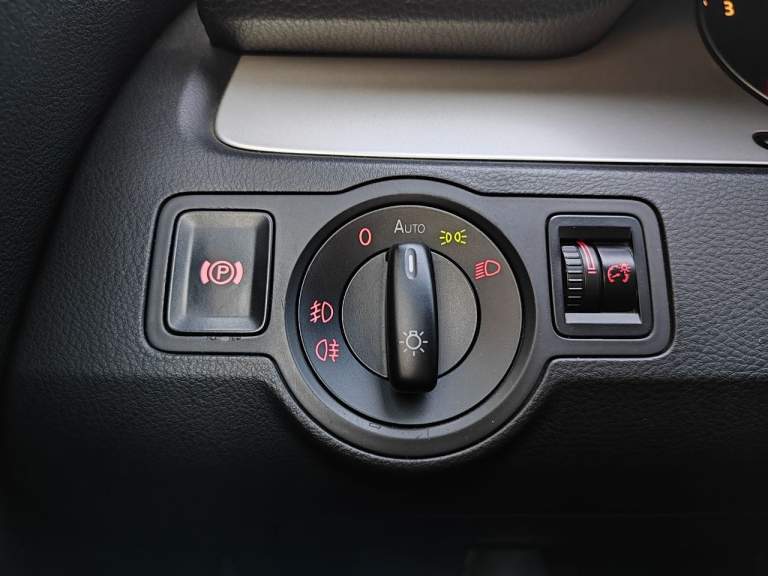 Продаю свой vw passat b6 variant 2009 год последней генерации модельный 2010 ( белая приборка, рестовый руль).
Во владении с 2019 года, пригнан из европы, был один собственник в германии, я второй.
Два комплекта резины зима и лето- свежие, отъездил по одному сезону.
Кпп механика 6 ступка - была замена корзины, выжимного и ведомого диска в июне 2023 г.
Двигатель 1.8 bzb 160 л. С. Пробег 305 тыс. (кто любит vag знает, что это самый удачный вариант турбомотора в эти года).
Установлены иридиевые свечи. Масло менял раз в 7000 тыс км valvoline max life 5w40.
Расход по маслу около 300 гр на 5000 км.
Заводской адаптивный биксенон и подсветка бордюр при поворотах. Установлены led лампы вместо обычного ксенона в штатное место, если захотите ксенон, поставите нужную лампу без проблем. Динамические поворотники в зеркалах.
Есть круиз контроль, датчик дождя и света, климат, подогрев сидений. Шторка багажника и сетка на месте.
Заменено лобовое т. К. Родное стекло уже просто пришло в негодность
Машина полностью в родной краске, есть рыжики в больных местах всех б6, без дыр)
Фары отполированы и затянуты в броне-пленку.
Новые тормозные диски и колодки вкруг.
Из неприятных косяков провис потолок.
Из плюшек стоит старая, но всем известная магнитола rns 310 с приятным звуком, штатный bluetooth+ громкая связь.
Из глобального была заменена рулевая рейка на более свежую gen 3.
Цена: 800 000 тыс руб торг есть. Территориально нахожусь в ростове. Могу скинуть видео или доп фото по запросу. +79281030122 артём - фотография - 5