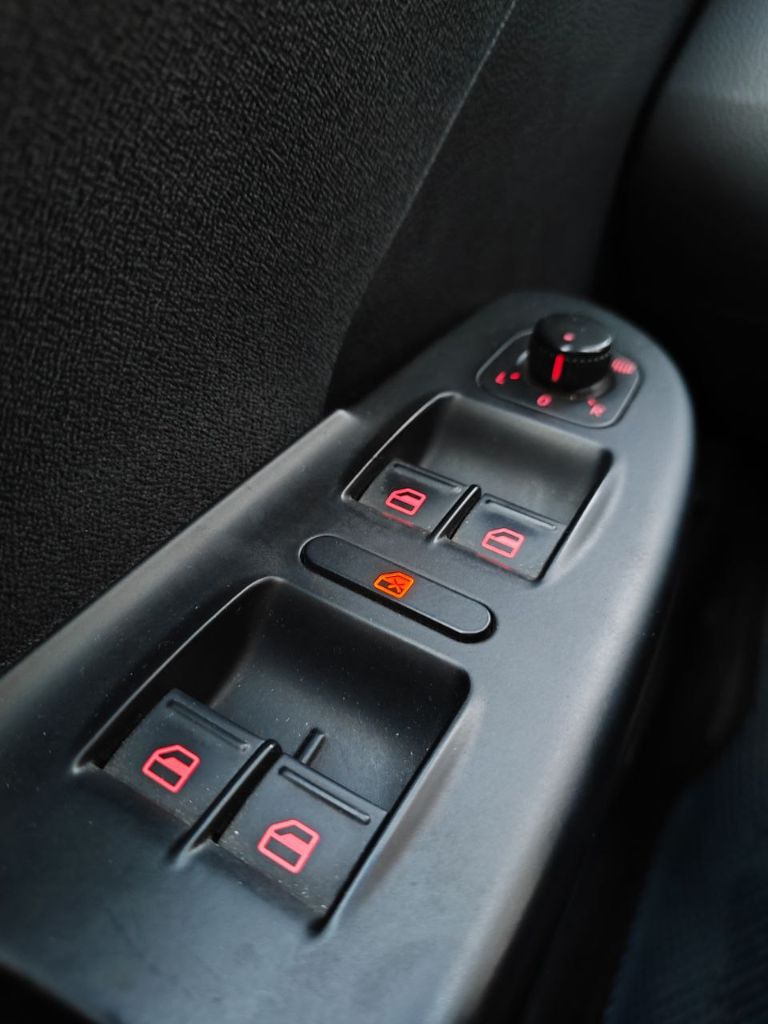Продаю свой vw passat b6 variant 2009 год последней генерации модельный 2010 ( белая приборка, рестовый руль).
Во владении с 2019 года, пригнан из европы, был один собственник в германии, я второй.
Два комплекта резины зима и лето- свежие, отъездил по одному сезону.
Кпп механика 6 ступка - была замена корзины, выжимного и ведомого диска в июне 2023 г.
Двигатель 1.8 bzb 160 л. С. Пробег 305 тыс. (кто любит vag знает, что это самый удачный вариант турбомотора в эти года).
Установлены иридиевые свечи. Масло менял раз в 7000 тыс км valvoline max life 5w40.
Расход по маслу около 300 гр на 5000 км.
Заводской адаптивный биксенон и подсветка бордюр при поворотах. Установлены led лампы вместо обычного ксенона в штатное место, если захотите ксенон, поставите нужную лампу без проблем. Динамические поворотники в зеркалах.
Есть круиз контроль, датчик дождя и света, климат, подогрев сидений. Шторка багажника и сетка на месте.
Заменено лобовое т. К. Родное стекло уже просто пришло в негодность
Машина полностью в родной краске, есть рыжики в больных местах всех б6, без дыр)
Фары отполированы и затянуты в броне-пленку.
Новые тормозные диски и колодки вкруг.
Из неприятных косяков провис потолок.
Из плюшек стоит старая, но всем известная магнитола rns 310 с приятным звуком, штатный bluetooth+ громкая связь.
Из глобального была заменена рулевая рейка на более свежую gen 3.
Цена: 800 000 тыс руб торг есть. Территориально нахожусь в ростове. Могу скинуть видео или доп фото по запросу. +79281030122 артём - фотография - 8