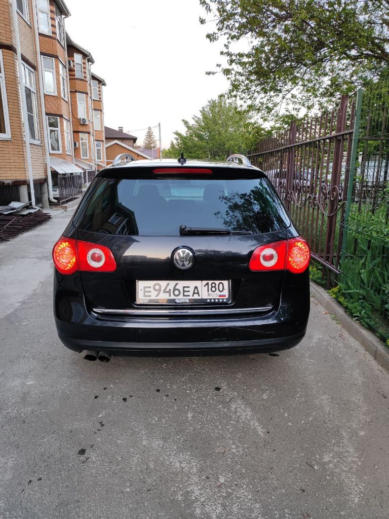 Продаю свой vw passat b6 variant 2009 год последней генерации модельный 2010 ( белая приборка, рестовый руль).
Во владении с 2019 года, пригнан из европы, был один собственник в германии, я второй.
Два комплекта резины зима и лето- свежие, отъездил по одному сезону.
Кпп механика 6 ступка - была замена корзины, выжимного и ведомого диска в июне 2023 г.
Двигатель 1.8 bzb 160 л. С. Пробег 305 тыс. (кто любит vag знает, что это самый удачный вариант турбомотора в эти года).
Установлены иридиевые свечи. Масло менял раз в 7000 тыс км valvoline max life 5w40.
Расход по маслу около 300 гр на 5000 км.
Заводской адаптивный биксенон и подсветка бордюр при поворотах. Установлены led лампы вместо обычного ксенона в штатное место, если захотите ксенон, поставите нужную лампу без проблем. Динамические поворотники в зеркалах.
Есть круиз контроль, датчик дождя и света, климат, подогрев сидений. Шторка багажника и сетка на месте.
Заменено лобовое т. К. Родное стекло уже просто пришло в негодность
Машина полностью в родной краске, есть рыжики в больных местах всех б6, без дыр)
Фары отполированы и затянуты в броне-пленку.
Новые тормозные диски и колодки вкруг.
Из неприятных косяков провис потолок.
Из плюшек стоит старая, но всем известная магнитола rns 310 с приятным звуком, штатный bluetooth+ громкая связь.
Из глобального была заменена рулевая рейка на более свежую gen 3.
Цена: 800 000 тыс руб торг есть. Территориально нахожусь в ростове. Могу скинуть видео или доп фото по запросу. +79281030122 артём - фотография - 6