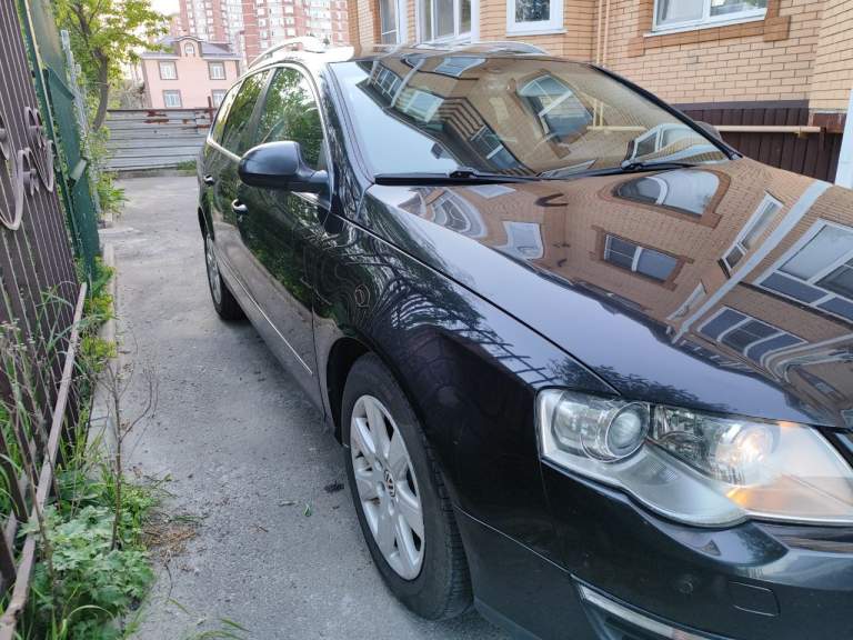Продаю свой vw passat b6 variant 2009 год последней генерации модельный 2010 ( белая приборка, рестовый руль).
Во владении с 2019 года, пригнан из европы, был один собственник в германии, я второй.
Два комплекта резины зима и лето- свежие, отъездил по одному сезону.
Кпп механика 6 ступка - была замена корзины, выжимного и ведомого диска в июне 2023 г.
Двигатель 1.8 bzb 160 л. С. Пробег 305 тыс. (кто любит vag знает, что это самый удачный вариант турбомотора в эти года).
Установлены иридиевые свечи. Масло менял раз в 7000 тыс км valvoline max life 5w40.
Расход по маслу около 300 гр на 5000 км.
Заводской адаптивный биксенон и подсветка бордюр при поворотах. Установлены led лампы вместо обычного ксенона в штатное место, если захотите ксенон, поставите нужную лампу без проблем. Динамические поворотники в зеркалах.
Есть круиз контроль, датчик дождя и света, климат, подогрев сидений. Шторка багажника и сетка на месте.
Заменено лобовое т. К. Родное стекло уже просто пришло в негодность
Машина полностью в родной краске, есть рыжики в больных местах всех б6, без дыр)
Фары отполированы и затянуты в броне-пленку.
Новые тормозные диски и колодки вкруг.
Из неприятных косяков провис потолок.
Из плюшек стоит старая, но всем известная магнитола rns 310 с приятным звуком, штатный bluetooth+ громкая связь.
Из глобального была заменена рулевая рейка на более свежую gen 3.
Цена: 800 000 тыс руб торг есть. Территориально нахожусь в ростове. Могу скинуть видео или доп фото по запросу. +79281030122 артём - фотография - 7