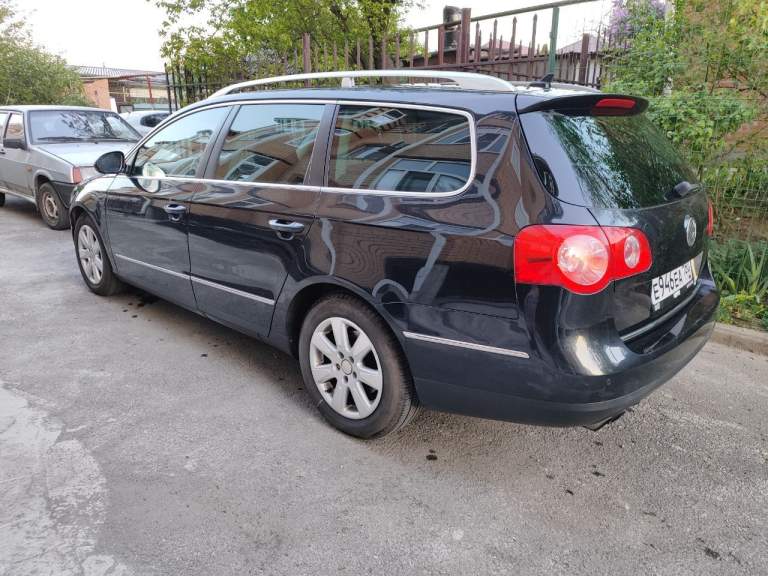 Продаю свой vw passat b6 variant 2009 год последней генерации модельный 2010 ( белая приборка, рестовый руль).
Во владении с 2019 года, пригнан из европы, был один собственник в германии, я второй.
Два комплекта резины зима и лето- свежие, отъездил по одному сезону.
Кпп механика 6 ступка - была замена корзины, выжимного и ведомого диска в июне 2023 г.
Двигатель 1.8 bzb 160 л. С. Пробег 305 тыс. (кто любит vag знает, что это самый удачный вариант турбомотора в эти года).
Установлены иридиевые свечи. Масло менял раз в 7000 тыс км valvoline max life 5w40.
Расход по маслу около 300 гр на 5000 км.
Заводской адаптивный биксенон и подсветка бордюр при поворотах. Установлены led лампы вместо обычного ксенона в штатное место, если захотите ксенон, поставите нужную лампу без проблем. Динамические поворотники в зеркалах.
Есть круиз контроль, датчик дождя и света, климат, подогрев сидений. Шторка багажника и сетка на месте.
Заменено лобовое т. К. Родное стекло уже просто пришло в негодность
Машина полностью в родной краске, есть рыжики в больных местах всех б6, без дыр)
Фары отполированы и затянуты в броне-пленку.
Новые тормозные диски и колодки вкруг.
Из неприятных косяков провис потолок.
Из плюшек стоит старая, но всем известная магнитола rns 310 с приятным звуком, штатный bluetooth+ громкая связь.
Из глобального была заменена рулевая рейка на более свежую gen 3.
Цена: 800 000 тыс руб торг есть. Территориально нахожусь в ростове. Могу скинуть видео или доп фото по запросу. +79281030122 артём - фотография - 2