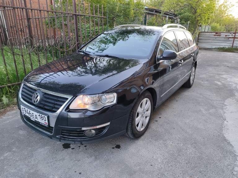 Продаю свой vw passat b6 variant 2009 год последней генерации модельный 2010 ( белая приборка, рестовый руль).
Во владении с 2019 года, пригнан из европы, был один собственник в германии, я второй.
Два комплекта резины зима и лето- свежие, отъездил по одному сезону.
Кпп механика 6 ступка - была замена корзины, выжимного и ведомого диска в июне 2023 г.
Двигатель 1.8 bzb 160 л. С. Пробег 305 тыс. (кто любит vag знает, что это самый удачный вариант турбомотора в эти года).
Установлены иридиевые свечи. Масло менял раз в 7000 тыс км valvoline max life 5w40.
Расход по маслу около 300 гр на 5000 км.
Заводской адаптивный биксенон и подсветка бордюр при поворотах. Установлены led лампы вместо обычного ксенона в штатное место, если захотите ксенон, поставите нужную лампу без проблем. Динамические поворотники в зеркалах.
Есть круиз контроль, датчик дождя и света, климат, подогрев сидений. Шторка багажника и сетка на месте.
Заменено лобовое т. К. Родное стекло уже просто пришло в негодность
Машина полностью в родной краске, есть рыжики в больных местах всех б6, без дыр)
Фары отполированы и затянуты в броне-пленку.
Новые тормозные диски и колодки вкруг.
Из неприятных косяков провис потолок.
Из плюшек стоит старая, но всем известная магнитола rns 310 с приятным звуком, штатный bluetooth+ громкая связь.
Из глобального была заменена рулевая рейка на более свежую gen 3.
Цена: 800 000 тыс руб торг есть. Территориально нахожусь в ростове. Могу скинуть видео или доп фото по запросу. +79281030122 артём - фотография - 1