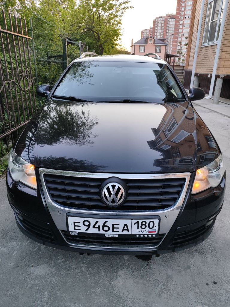 Продаю свой vw passat b6 variant 2009 год последней генерации модельный 2010 ( белая приборка, рестовый руль).
Во владении с 2019 года, пригнан из европы, был один собственник в германии, я второй.
Два комплекта резины зима и лето- свежие, отъездил по одному сезону.
Кпп механика 6 ступка - была замена корзины, выжимного и ведомого диска в июне 2023 г.
Двигатель 1.8 bzb 160 л. С. Пробег 305 тыс. (кто любит vag знает, что это самый удачный вариант турбомотора в эти года).
Установлены иридиевые свечи. Масло менял раз в 7000 тыс км valvoline max life 5w40.
Расход по маслу около 300 гр на 5000 км.
Заводской адаптивный биксенон и подсветка бордюр при поворотах. Установлены led лампы вместо обычного ксенона в штатное место, если захотите ксенон, поставите нужную лампу без проблем. Динамические поворотники в зеркалах.
Есть круиз контроль, датчик дождя и света, климат, подогрев сидений. Шторка багажника и сетка на месте.
Заменено лобовое т. К. Родное стекло уже просто пришло в негодность
Машина полностью в родной краске, есть рыжики в больных местах всех б6, без дыр)
Фары отполированы и затянуты в броне-пленку.
Новые тормозные диски и колодки вкруг.
Из неприятных косяков провис потолок.
Из плюшек стоит старая, но всем известная магнитола rns 310 с приятным звуком, штатный bluetooth+ громкая связь.
Из глобального была заменена рулевая рейка на более свежую gen 3.
Цена: 800 000 тыс руб торг есть. Территориально нахожусь в ростове. Могу скинуть видео или доп фото по запросу. +79281030122 артём - фотография - 9