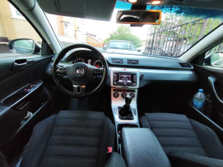 Продаю свой vw passat b6 variant 2009 год последней генерации модельный 2010 ( белая приборка, рестовый руль).
Во владении с 2019 года, пригнан из европы, был один собственник в германии, я второй.
Два комплекта резины зима и лето- свежие, отъездил по одному сезону.
Кпп механика 6 ступка - была замена корзины, выжимного и ведомого диска в июне 2023 г.
Двигатель 1.8 bzb 160 л. С. Пробег 305 тыс. (кто любит vag знает, что это самый удачный вариант турбомотора в эти года).
Установлены иридиевые свечи. Масло менял раз в 7000 тыс км valvoline max life 5w40.
Расход по маслу около 300 гр на 5000 км.
Заводской адаптивный биксенон и подсветка бордюр при поворотах. Установлены led лампы вместо обычного ксенона в штатное место, если захотите ксенон, поставите нужную лампу без проблем. Динамические поворотники в зеркалах.
Есть круиз контроль, датчик дождя и света, климат, подогрев сидений. Шторка багажника и сетка на месте.
Заменено лобовое т. К. Родное стекло уже просто пришло в негодность
Машина полностью в родной краске, есть рыжики в больных местах всех б6, без дыр)
Фары отполированы и затянуты в броне-пленку.
Новые тормозные диски и колодки вкруг.
Из неприятных косяков провис потолок.
Из плюшек стоит старая, но всем известная магнитола rns 310 с приятным звуком, штатный bluetooth+ громкая связь.
Из глобального была заменена рулевая рейка на более свежую gen 3.
Цена: 800 000 тыс руб торг есть. Территориально нахожусь в ростове. Могу скинуть видео или доп фото по запросу. +79281030122 артём - фотография - 4