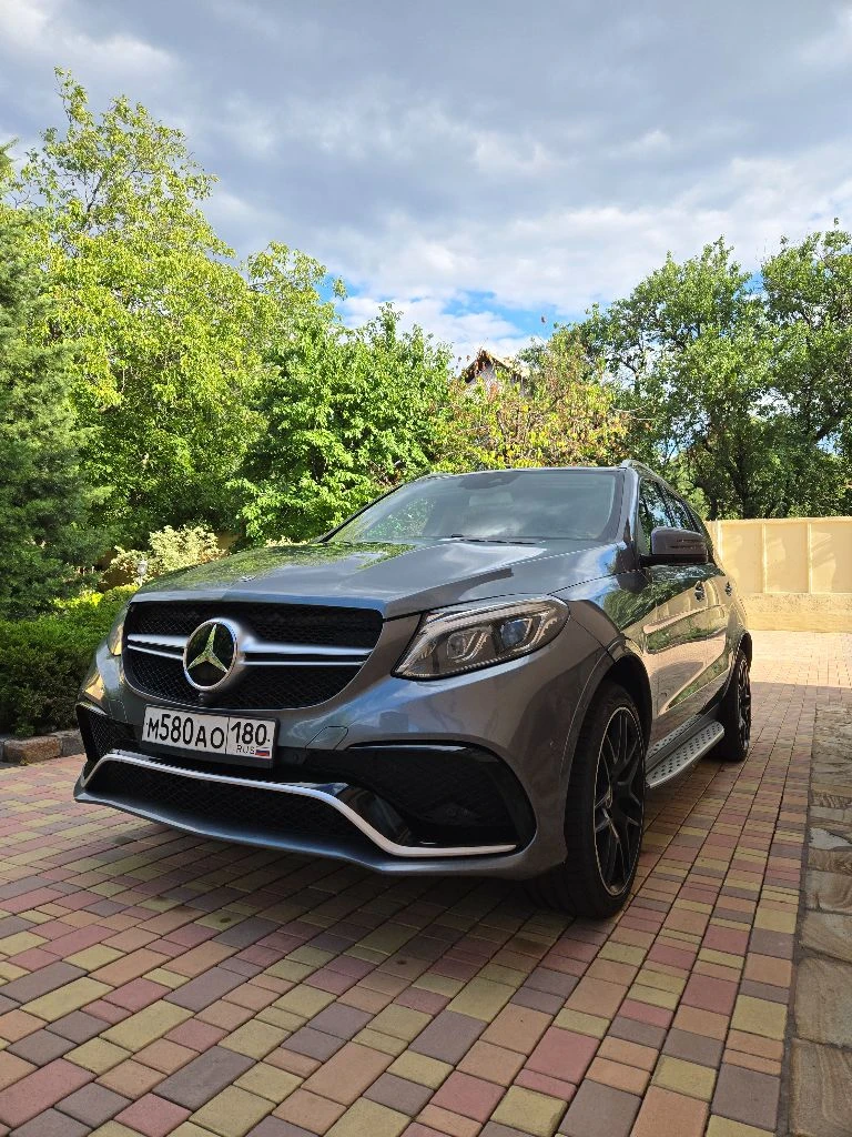Продаётся mercedes-benz gle серого цвета, 2018 года выпуска, с пробегом 80 000 километров. В птс 1 владелец. Объем двигателя 3,5 литра, мощность 306 лошадиных сил. Тип двигателя бензиновый, коробка автоматическая. Привод полный. Автомобиль в отличном состоянии, не требует никаких дополнительных вложений. Стоимость автомобиля 4 650 000 рублей. Если вы ищете надежный и стильный автомобиль, то это идеальный выбор для вас! Звоните и приезжайте на осмотр! Продажа от хозяина. Семейный автомобиль. Пригонялся под себя. Эксплуатирует супруга. Поворотные фары, пакет amg, музыка харман кордон, натуральное дерево в отделке, обзор 360 и тд. И т. П. Отличный бензиновый надежнейший атмосферник обьемом 3.5 литра. Никаких проблем на долгий срок эксплуатации.
Иван +79493513828 - фотография - 3