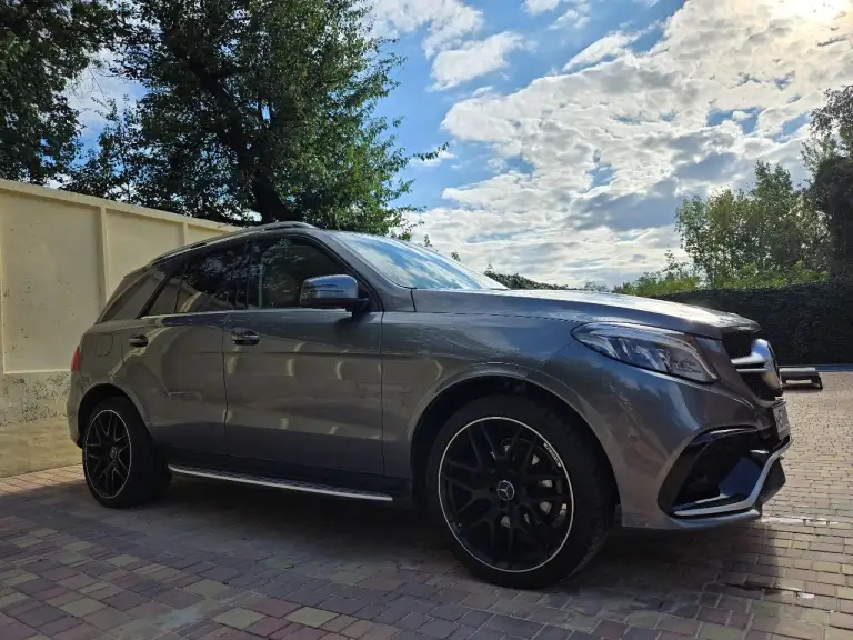 Продаётся mercedes-benz gle серого цвета, 2018 года выпуска, с пробегом 80 000 километров. В птс 1 владелец. Объем двигателя 3,5 литра, мощность 306 лошадиных сил. Тип двигателя бензиновый, коробка автоматическая. Привод полный. Автомобиль в отличном состоянии, не требует никаких дополнительных вложений. Стоимость автомобиля 4 650 000 рублей. Если вы ищете надежный и стильный автомобиль, то это идеальный выбор для вас! Звоните и приезжайте на осмотр! Продажа от хозяина. Семейный автомобиль. Пригонялся под себя. Эксплуатирует супруга. Поворотные фары, пакет amg, музыка харман кордон, натуральное дерево в отделке, обзор 360 и тд. И т. П. Отличный бензиновый надежнейший атмосферник обьемом 3.5 литра. Никаких проблем на долгий срок эксплуатации.
Иван +79493513828 - фотография - 8