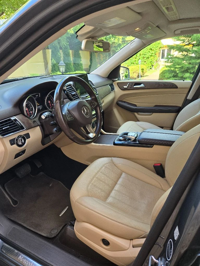 Продаётся mercedes-benz gle серого цвета, 2018 года выпуска, с пробегом 80 000 километров. В птс 1 владелец. Объем двигателя 3,5 литра, мощность 306 лошадиных сил. Тип двигателя бензиновый, коробка автоматическая. Привод полный. Автомобиль в отличном состоянии, не требует никаких дополнительных вложений. Стоимость автомобиля 4 650 000 рублей. Если вы ищете надежный и стильный автомобиль, то это идеальный выбор для вас! Звоните и приезжайте на осмотр! Продажа от хозяина. Семейный автомобиль. Пригонялся под себя. Эксплуатирует супруга. Поворотные фары, пакет amg, музыка харман кордон, натуральное дерево в отделке, обзор 360 и тд. И т. П. Отличный бензиновый надежнейший атмосферник обьемом 3.5 литра. Никаких проблем на долгий срок эксплуатации.
Иван +79493513828 - фотография - 4