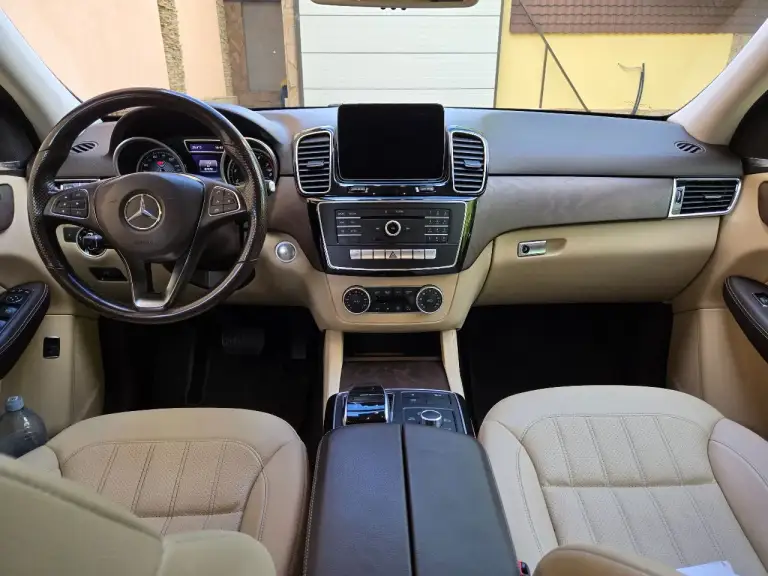 Продаётся mercedes-benz gle серого цвета, 2018 года выпуска, с пробегом 80 000 километров. В птс 1 владелец. Объем двигателя 3,5 литра, мощность 306 лошадиных сил. Тип двигателя бензиновый, коробка автоматическая. Привод полный. Автомобиль в отличном состоянии, не требует никаких дополнительных вложений. Стоимость автомобиля 4 650 000 рублей. Если вы ищете надежный и стильный автомобиль, то это идеальный выбор для вас! Звоните и приезжайте на осмотр! Продажа от хозяина. Семейный автомобиль. Пригонялся под себя. Эксплуатирует супруга. Поворотные фары, пакет amg, музыка харман кордон, натуральное дерево в отделке, обзор 360 и тд. И т. П. Отличный бензиновый надежнейший атмосферник обьемом 3.5 литра. Никаких проблем на долгий срок эксплуатации.
Иван +79493513828 - фотография - 5