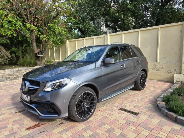 Продаётся mercedes-benz gle серого цвета, 2018 года выпуска, с пробегом 80 000 километров. В птс 1 владелец. Объем двигателя 3,5 литра, мощность 306 лошадиных сил. Тип двигателя бензиновый, коробка автоматическая. Привод полный. Автомобиль в отличном состоянии, не требует никаких дополнительных вложений. Стоимость автомобиля 4 650 000 рублей. Если вы ищете надежный и стильный автомобиль, то это идеальный выбор для вас! Звоните и приезжайте на осмотр! Продажа от хозяина. Семейный автомобиль. Пригонялся под себя. Эксплуатирует супруга. Поворотные фары, пакет amg, музыка харман кордон, натуральное дерево в отделке, обзор 360 и тд. И т. П. Отличный бензиновый надежнейший атмосферник обьемом 3.5 литра. Никаких проблем на долгий срок эксплуатации.
Иван +79493513828 - фотография - 9