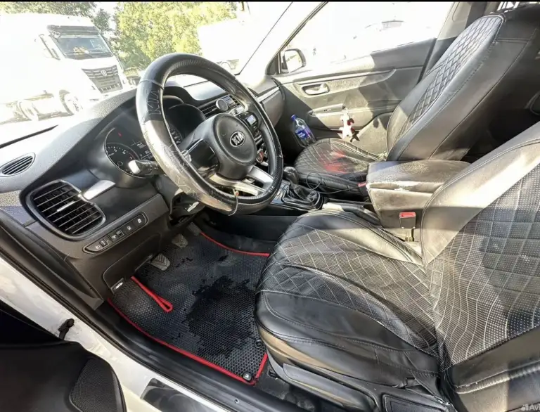 Kia rio x -lain 1.4 6- ступенчатая механика 2018 г. Машина полность обслужены комплект зимы в подарок, очень экономичное авто (расход приятно обрадует)я второй владелец, аудио андроид авто, камера заднего вида сигнализация с автозапуском помощь при старте в гору по всем вопросы отвечу. Авто в родной краске, есть небольшие косяки по пластмассе( бампер) на фото видно. Реальному покупателю торг. Пробег 250000 тыс. Км. Цена 920000 телефон+79994159571 - фотография - 6