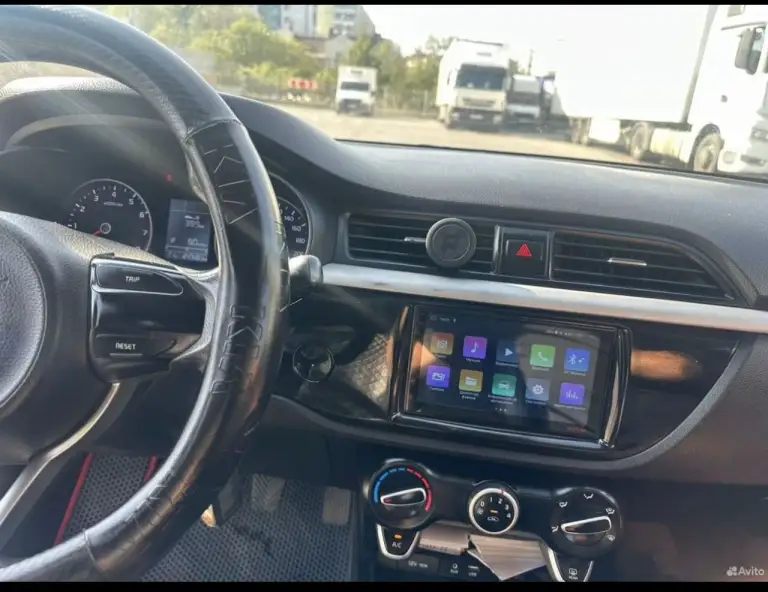 Kia rio x -lain 1.4 6- ступенчатая механика 2018 г. Машина полность обслужены комплект зимы в подарок, очень экономичное авто (расход приятно обрадует)я второй владелец, аудио андроид авто, камера заднего вида сигнализация с автозапуском помощь при старте в гору по всем вопросы отвечу. Авто в родной краске, есть небольшие косяки по пластмассе( бампер) на фото видно. Реальному покупателю торг. Пробег 250000 тыс. Км. Цена 920000 телефон+79994159571 - фотография - 7