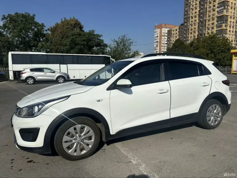 Kia rio x -lain 1.4 6- ступенчатая механика 2018 г. Машина полность обслужены комплект зимы в подарок, очень экономичное авто (расход приятно обрадует)я второй владелец, аудио андроид авто, камера заднего вида сигнализация с автозапуском помощь при старте в гору по всем вопросы отвечу. Авто в родной краске, есть небольшие косяки по пластмассе( бампер) на фото видно. Реальному покупателю торг. Пробег 250000 тыс. Км. Цена 920000 телефон+79994159571 - фотография - 1