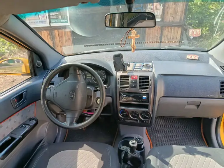 Продам легковой автомобиль
Hyudai getz комби (хетчбек)
Год выпуска 2003г. Пробег118243км
Бензин. Объем дв.1032 куб. См.
Коробка механика
Двигатель, коробка, ходовая в идеальном состоянии. Посторонних звуков нет. Эксплуатировалась очень бережно и аккуратно
Дополнительных вложений не требует
Купил сел и поехал без проблем
Цена хорошего автомобиля 550000 руб. + торг у капота.
Контактный телефон : +79490022514 -николай - фотография - 2