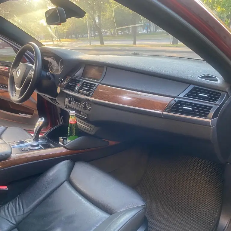 🔥 Bmw x6 🔥
🔹 Vin: 5uxfg43578lj36235
🔹 Двигатель: n54
🔹 Объем: 3000 см³ (306 л. С. )
🔹 Цвет: vermilionrot metallic
🔹 Салон: кожа leder nevada и schwarz
🔹 Год выпуска: 2008
🔹 Пробег: 165 000 км
🔹 Полный комплект документов, сервисные книги, два ключа!
Комплектация:
🔹 Спортивный пакет
🔹 Экспортная тормозная система
🔹 Обогрев руля
🔹 Разноширокие диски r21
🔹 Адаптивная подвеска (adaptive drive)
🔹 Система контроля давления в шинах
🔹 Камера заднего вида
🔹 Люк
🔹 Шторы на задних дверях
🔹 Автозатемняющиеся зеркала
🔹 Сиденья с памятью и подогревом
🔹 4-Зонный климат-контроль
🔹 Омыватели фар
🔹 Парктроники спереди и сзади (pdc)
🔹 Адаптивный ксенон
🔹 Круиз-контроль с функцией подтормаживания
🔹 Профессиональная аудиосистема hifi с dsp
🔹 Usb- и аудиоинтерфейс
Автомобиль в отличном состоянии, не требует вложений. Все проблемы устранены. Есть полный отчет о проведенных работах стоимостью более 650 000 ₽. Готов отправиться на любое сто для проверки.
Возможен обмен
Цена: 1,830,000 ₽
📞 +7 949 415-54-34 - фотография - 13